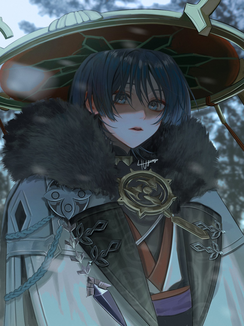1boy 4the2ofus artist_name belt black_shirt blue_eyes blue_hair blunt_ends blurry blurry_background branch coat crystal day eyeshadow forest fur-trimmed_coat fur_trim genshin_impact gold_necklace hair_between_eyes hat highres jacket jewelry jingasa lapels lips long_sleeves looking_at_viewer makeup male_focus mandarin_collar mitsudomoe_(shape) nature necklace official_alternate_costume open_clothes open_jacket open_mouth outdoors purple_belt red_eyeshadow red_hat scaramouche_(genshin_impact) shirt short_hair sky snowing solo standing teeth tomoe_(symbol) tree white_coat white_sky winter winter_clothes