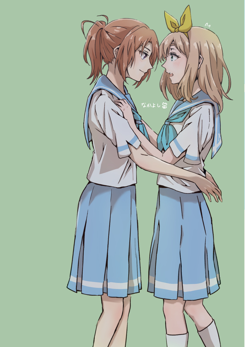 2girls arms_around_waist blue_neckerchief blue_sailor_collar blue_skirt blush bow_hairband brown_hair closed_mouth commentary_request curryisfriend feet_out_of_frame green_background hairband hand_on_another's_shoulder hibike!_euphonium highres kitauji_high_school_uniform kneehighs light_brown_hair liz_to_aoi_tori long_hair multiple_girls nakagawa_natsuki neckerchief open_mouth pleated_skirt ponytail sailor_collar school_uniform serafuku shirt short_sleeves simple_background skirt smile socks translation_request white_shirt white_socks yellow_hairband yoshikawa_yuuko yuri