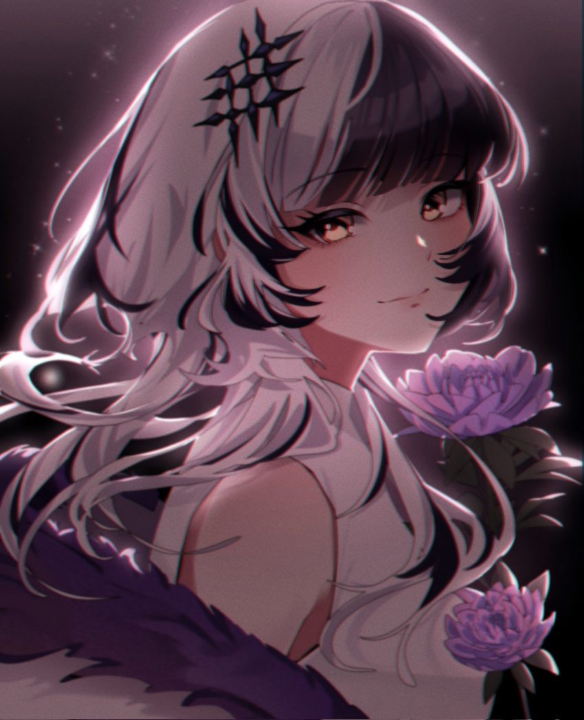 1girl alternate_costume bare_shoulders black_hair closed_mouth commentary dark_background flower from_side fur-trimmed_jacket fur_trim hair_ornament highres hololive hololive_english jacket looking_at_viewer multicolored_hair off_shoulder purple_flower purple_rose rose sachichuu shiori_novella shirt simple_background smile solo split-color_hair streaked_hair symbol-only_commentary upper_body white_hair white_shirt yellow_eyes