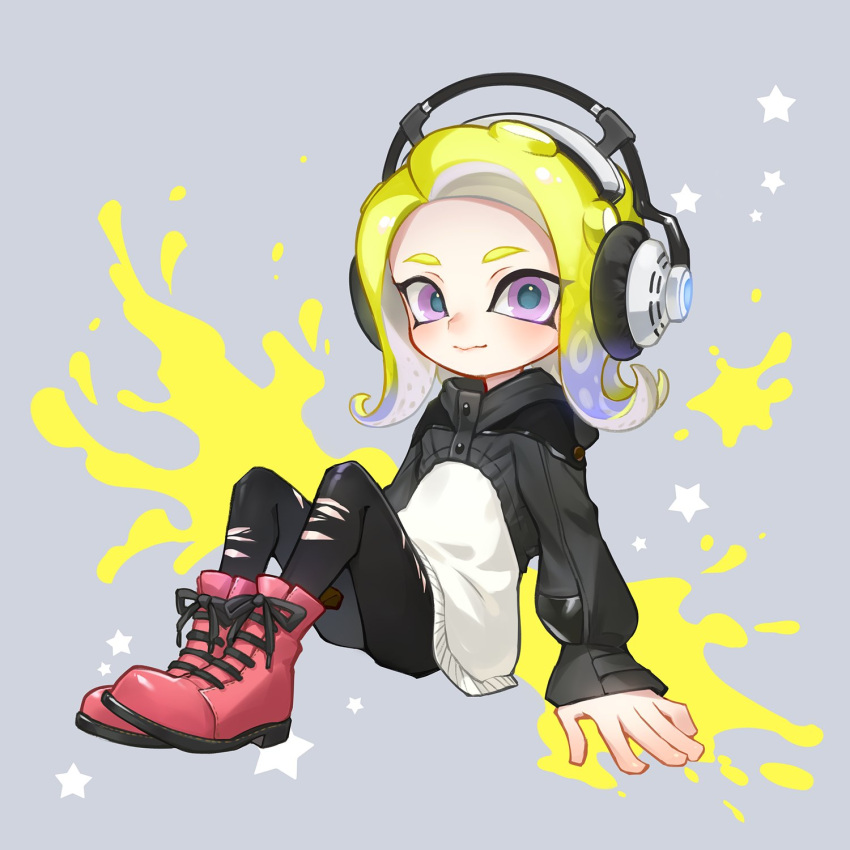 1girl arm_support black_pants blonde_hair boots closed_mouth commentary_request cross-laced_footwear gradient_hair grey_background headphones highres hood hood_down hoodie long_hair looking_at_viewer multicolored_hair octoling octoling_girl octoling_player_character ot_rihto pants pink_footwear purple_hair sitting smile solo splatoon_(series) splatoon_3 splatter star_(symbol) suction_cups tentacle_hair torn_clothes torn_pants two-tone_hair two-tone_hoodie violet_eyes