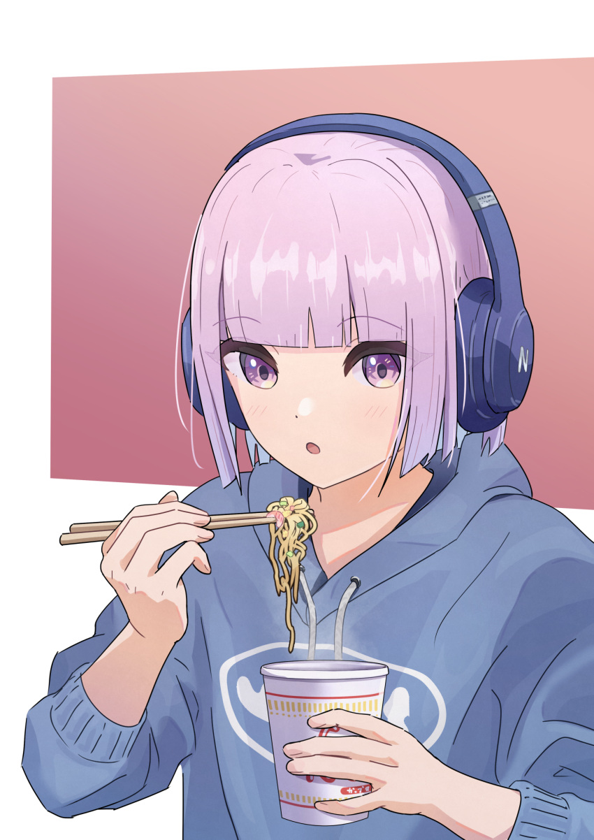 1girl blue_hair blue_hoodie chopsticks colored_inner_hair commentary_request drawstring food headphones highres holding holding_chopsticks holding_food hood hoodie long_sleeves multicolored_hair novi_visual open_mouth original purple_hair ramen red_background solo two-tone_background upper_body violet_eyes white_background