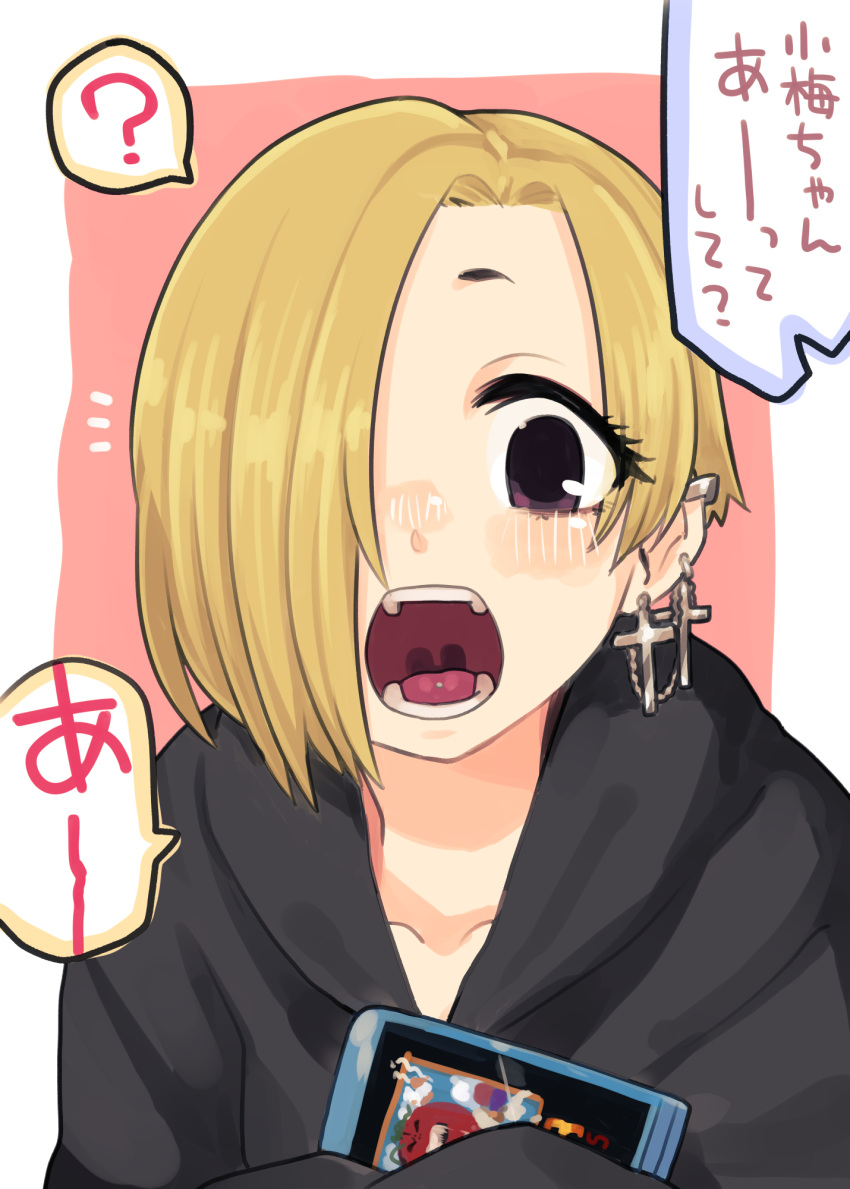 1girl ? black_hoodie blonde_hair blush border commentary_request cross cross_earrings dvd_case ear_chain earrings hair_over_one_eye highres holding_case hood hood_down hoodie idolmaster idolmaster_cinderella_girls ino_(tellu0120) jewelry long_bangs looking_at_viewer notice_lines one_eye_covered open_mouth outside_border piercing pink_background shirasaka_koume short_eyebrows short_hair simple_background solo speech_bubble spoken_question_mark tongue_piercing translation_request upper_body violet_eyes white_border