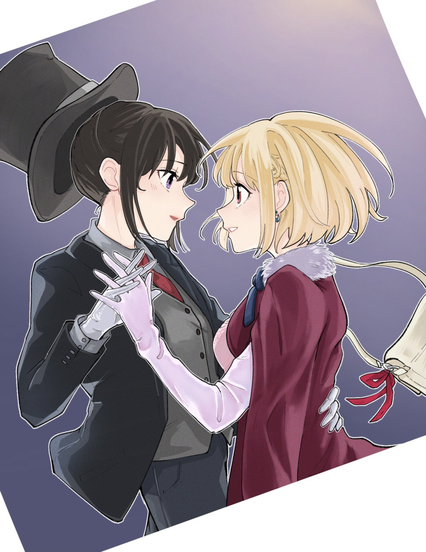 2girls bag black_hair black_hat black_jacket blonde_hair cape collared_shirt commentary earrings elbow_gloves eye_contact gloves grey_shirt grey_vest hand_on_another's_back handbag hat highres holding_hands inoue_takina interlocked_fingers jacket jewelry looking_at_another lycoris_recoil medium_hair multiple_girls necktie nishikigi_chisato parted_lips pink_gloves purple_background red_cape red_eyes red_necktie shiratama_draw shirt smile top_hat two-tone_background vest violet_eyes white_background white_gloves yuri