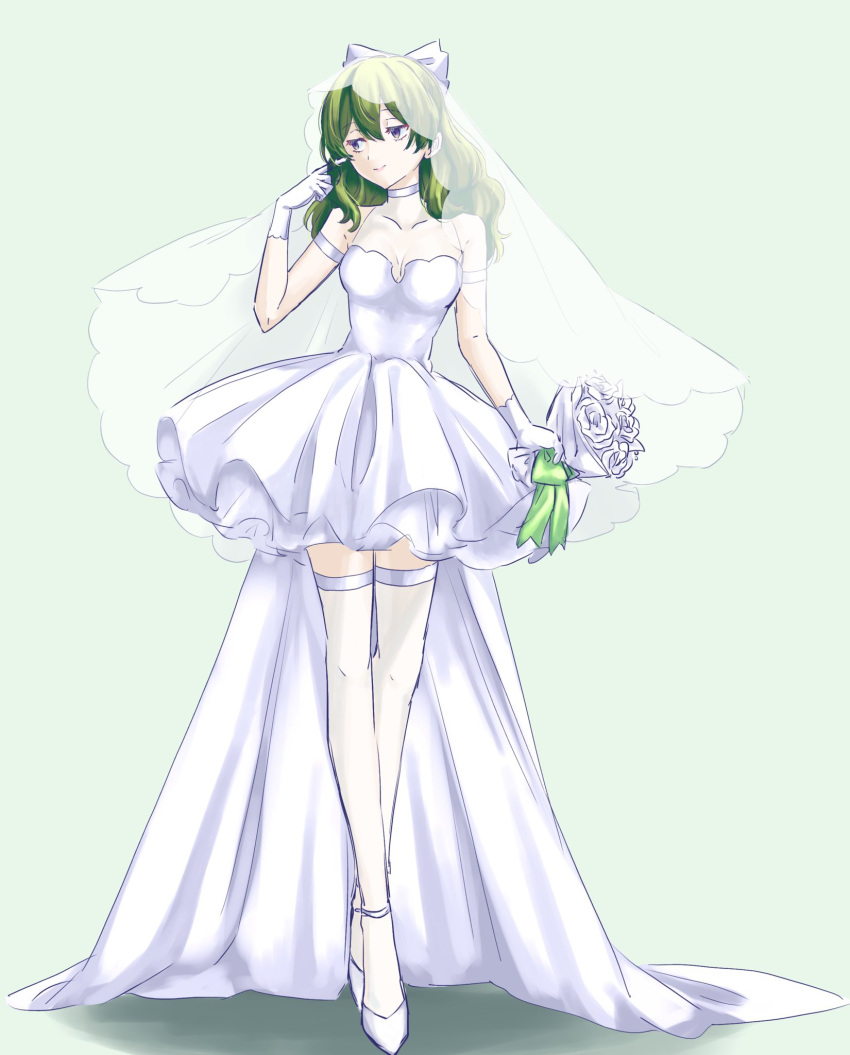 1girl alternate_hairstyle arm_strap banana_(8771207) bouquet bow choker commentary_request crossed_legs dress gloves green_background green_bow green_ribbon half-closed_eyes high_heels highres holding holding_bouquet looking_to_the_side ribbon smile solo sousou_no_frieren train_(clothing) ubel_(sousou_no_frieren) vest violet_eyes watson_cross white_bow white_choker white_dress white_footwear white_gloves white_vest