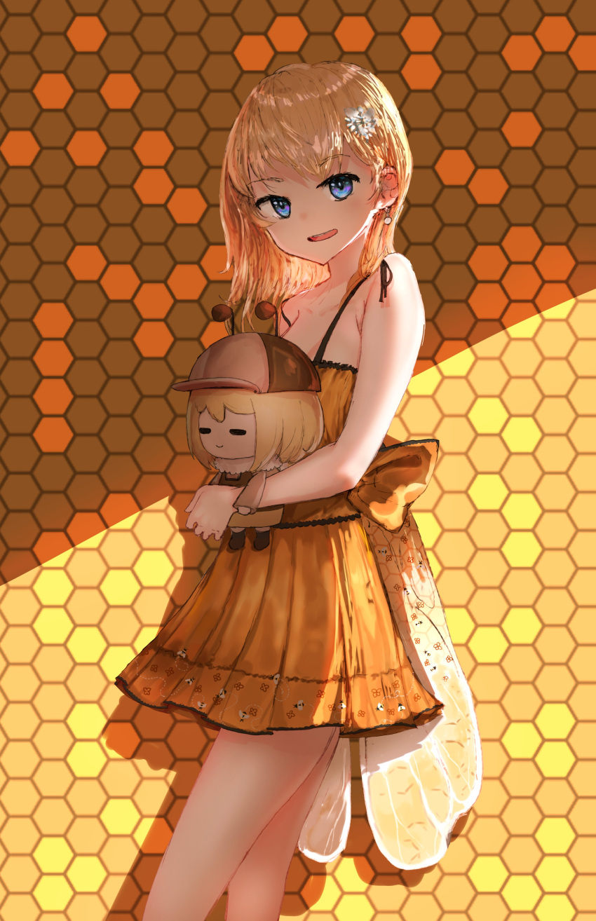 2girls absurdres advarcher antennae bare_shoulders bee_costume bee_wings blonde_hair blue_eyes deerstalker dress flower hair_flower hair_ornament hat highres hololive hololive_english looking_at_viewer medium_hair multiple_girls open_mouth sleeveless smol_ame teeth upper_teeth_only virtual_youtuber watson_amelia wings yellow_dress