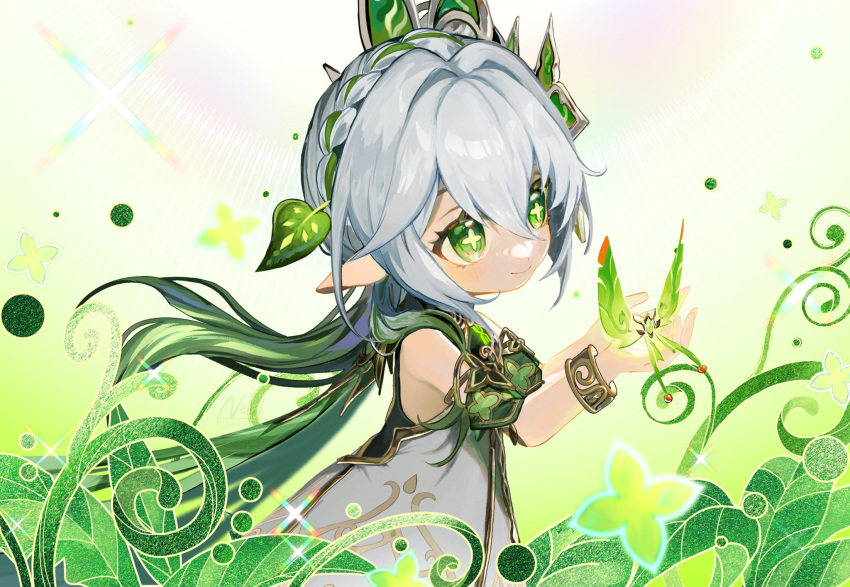 1girl bracelet commentary crystalfly_(genshin_impact) detached_sleeves dress from_side genshin_impact gold_trim gradient_hair green_eyes green_hair green_sleeves hair_between_eyes hair_ornament head_tilt highres jewelry leaf_hair_ornament long_hair looking_at_another multicolored_hair nahida_(genshin_impact) new_(new_gnsn) pointy_ears smile symbol-shaped_pupils upper_body very_long_hair white_dress white_hair