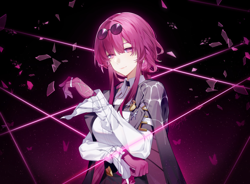1girl absurdres black_background black_cape cape closed_mouth collared_shirt commentary_request eyewear_on_head gloves highres honkai:_star_rail honkai_(series) kafka_(honkai:_star_rail) long_hair long_sleeves looking_at_viewer multicolored_background multicolored_eyes pink_background pink_eyes pink_gloves pink_hair saya_atang shirt smile solo sunglasses violet_eyes white_shirt