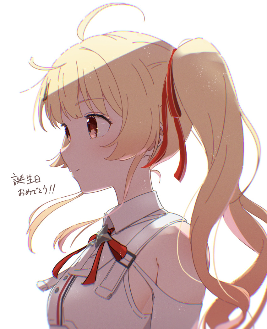 1girl ahoge ama_(ama_ekaku) blonde_hair clothing_cutout collared_shirt commentary_request hair_ribbon highres hololive hololive_dev_is light_particles long_hair otonose_kanade red_eyes red_ribbon ribbon shade shirt shoulder_cutout side_ponytail simple_background solo translation_request upper_body virtual_youtuber white_background white_shirt