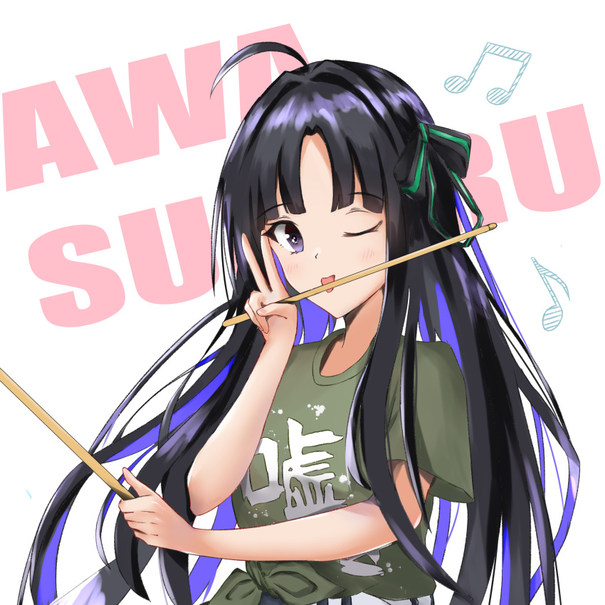 1girl absurdres ahoge awa_subaru beamed_eighth_notes black_hair black_ribbon character_name commentary drumsticks eighth_note girls_band_cry green_shirt hair_ribbon highres holding holding_drumsticks lin418 long_hair looking_at_viewer multicolored_hair musical_note one_eye_closed open_mouth purple_hair ribbon shikai_no_sumi_kuchiru_oto shirt short_sleeves simple_background smile solo streaked_hair upper_body v violet_eyes white_background