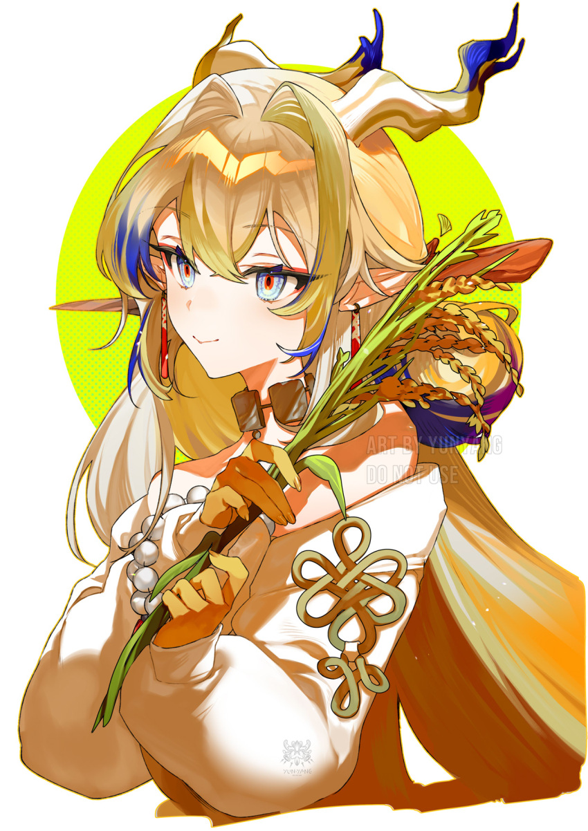 1girl arknights bare_shoulders blonde_hair blue_eyes blue_hair bracelet closed_mouth colored_skin cropped_torso dragon_horns earrings from_side grey_hair hair_intakes hair_ornament hair_stick highres holding holding_plant horns jacket jewelry long_hair looking_at_viewer multicolored_hair necklace off_shoulder pearl_bracelet plant pointy_ears red_pupils rice_(plant) shu_(arknights) simple_background smile solo tassel tassel_earrings two-tone_background white_background white_jacket yellow_background yun-yang