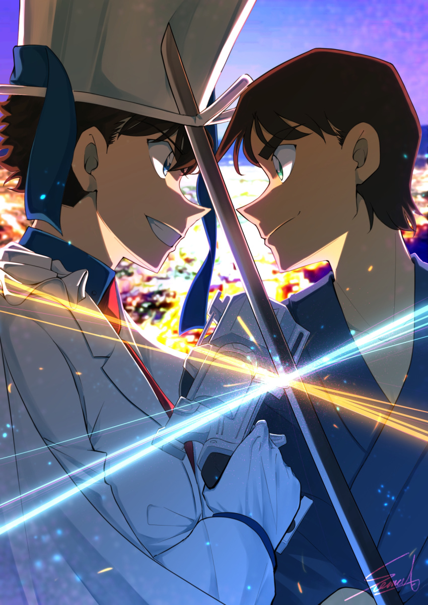 2boys artist_name blue_eyes blue_kimono blue_shirt brown_hair cape closed_mouth clouds cloudy_sky fighting from_side gloves green_eyes grin gun handgun hat hattori_heiji highres holding holding_gun holding_sword holding_weapon jacket japanese_clothes kaitou_kid katana kimono kuroba_kaito long_sleeves looking_at_another meitantei_conan multiple_boys necktie outdoors red_necktie revolver shirt short_hair signature sky smile sooma4869 sword top_hat torn_clothes torn_hat trump_gun weapon white_cape white_gloves white_hat white_jacket