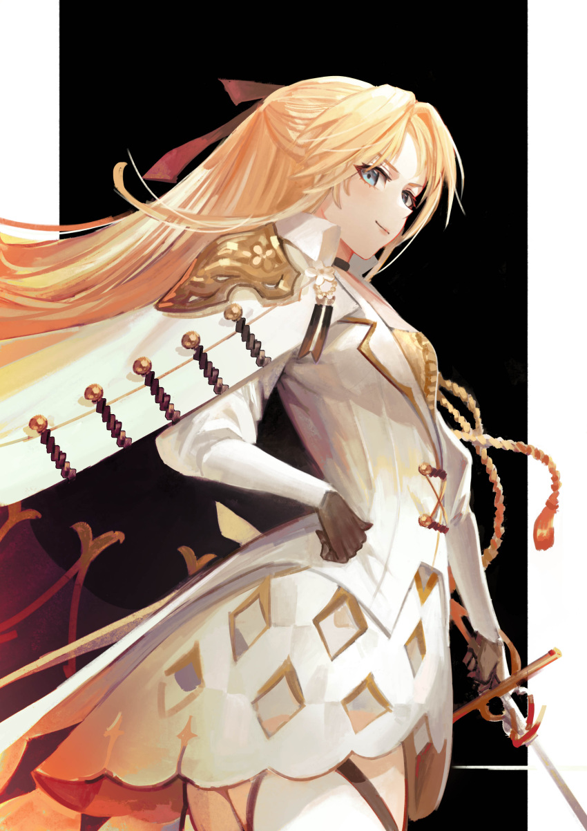 1girl absurdres azur_lane black_bow black_gloves blonde_hair blue_eyes bow closed_mouth coat from_side gloves hair_bow hand_on_own_hip highres holding holding_sword holding_weapon kaki_z3 long_hair looking_at_viewer parted_bangs simple_background smile solo sword vanguard_(azur_lane) weapon white_coat