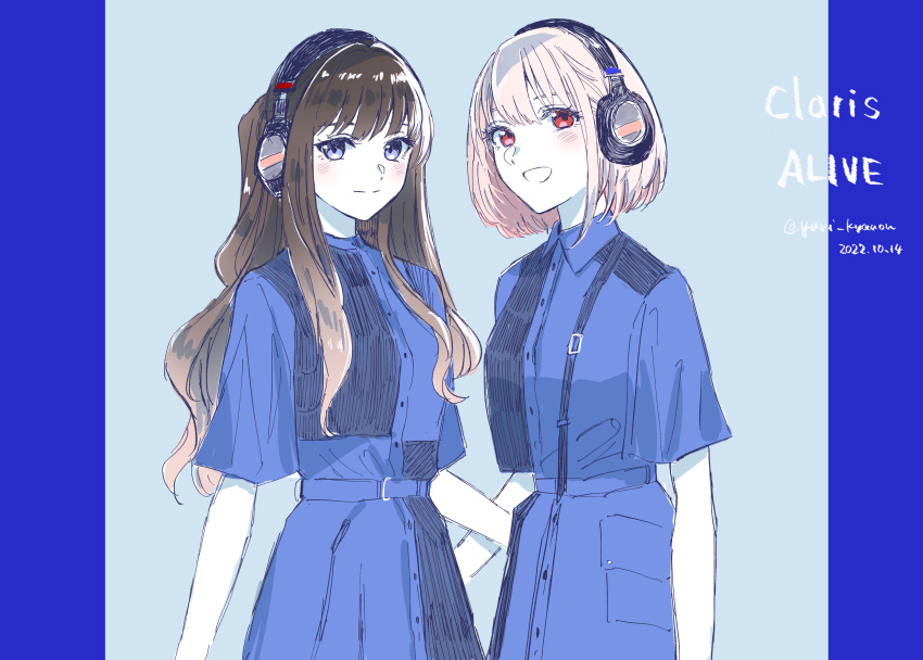 2girls absurdres blonde_hair blue_background blue_dress brown_hair closed_mouth collared_dress commentary_request dated dress hand_on_another's_waist headphones highres inoue_takina long_hair looking_at_viewer lycoris_recoil lycoris_uniform medium_hair multiple_girls nishikigi_chisato open_mouth red_eyes short_sleeves smile twitter_username upper_body violet_eyes yuri_kyanon