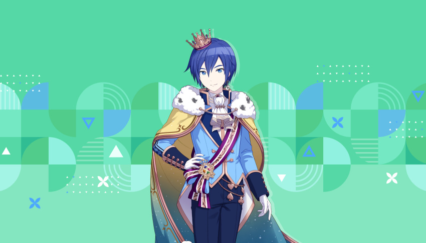 1boy aristocratic_clothes blue_eyes blue_hair cape closed_mouth colorful_palette cowboy_shot crown fur-trimmed_cape fur_trim gloves green_background hand_on_own_hip highres hoshi_o_mezashite_yoosoroo!_(project_sekai) kaito_(vocaloid) looking_at_viewer official_alternate_costume official_art project_sekai sash shoulder_sash smile solo split_mouth standing vocaloid white_gloves wonderlands_x_showtime_kaito