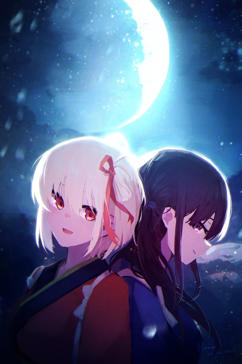 2girls absurdres artist_name back-to-back black_hair blonde_hair blue_kimono closed_mouth commentary hair_between_eyes hair_ornament hair_ribbon hairclip highres inoue_takina japanese_clothes kimono light_particles long_hair looking_at_viewer lycoris_recoil moon multiple_girls night night_sky nishikigi_chisato official_alternate_costume one_side_up red_eyes red_kimono red_ribbon ribbon rnna short_hair sidelocks sky smile symbol-only_commentary tasuki upper_body violet_eyes