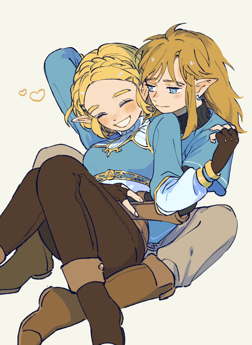 1boy 1girl ^_^ blonde_hair blue_eyes blue_shirt blush_stickers brown_footwear brown_pants champion's_tunic_(zelda) closed_eyes couple ear_piercing grey_background grey_pants highres hug knees_together_feet_apart link long_hair looking_at_another pants piercing pointy_ears princess_zelda shirt short_hair sidelocks simple_background sitting smile the_legend_of_zelda the_legend_of_zelda:_tears_of_the_kingdom turippy