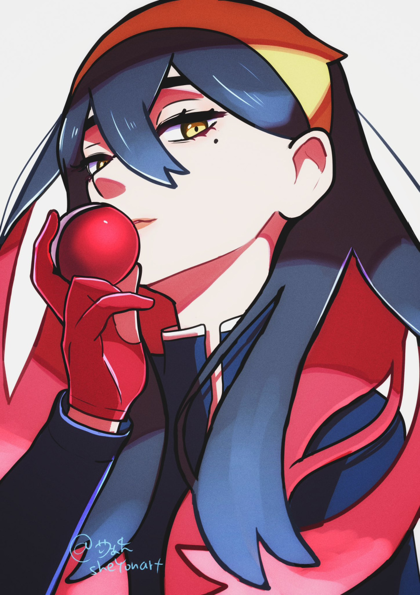 1girl artist_name black_hair blue_jacket carmine_(pokemon) colored_inner_hair gloves hair_between_eyes hairband highres holding holding_poke_ball jacket long_sleeves looking_at_viewer mole mole_under_eye multicolored_hair partially_fingerless_gloves poke_ball poke_ball_(basic) pokemon pokemon_sv red_gloves redhead sheyona solo two-tone_hair upper_body white_background yellow_eyes yellow_hairband