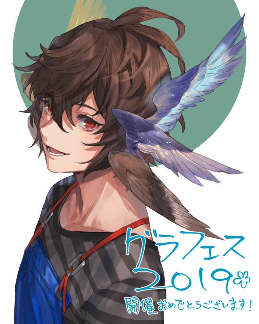 1boy 2019 ahoge apron blue_apron blue_wings brown_hair brown_wings circle commentary commentary_request from_side granblue_fantasy hair_between_eyes head_wings highres looking_at_viewer male_focus messy_hair parted_lips red_eyes sandalphon_(granblue_fantasy) sandalphon_(server_of_a_sublime_brew)_(granblue_fantasy) shirt short_hair smile solo striped_clothes striped_shirt tki vertical-striped_clothes vertical-striped_shirt white_background wings