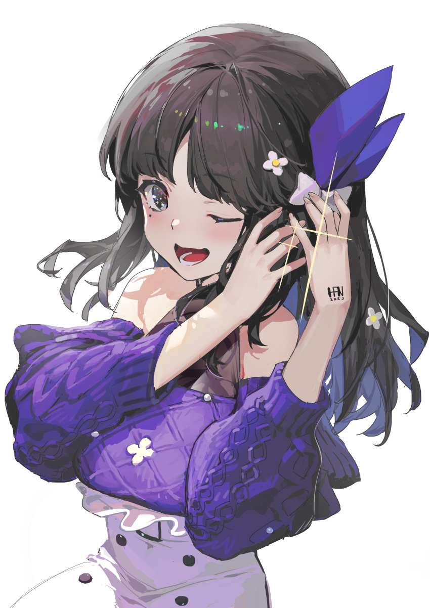 1girl absurdres adjusting_bow bare_shoulders black_eyes black_hair bow breasts chinese_commentary commentary_request flower hair_flower hair_ornament han-0v0 hands_up highres long_hair lower_teeth_only medium_breasts mole mole_under_eye one_eye_closed open_mouth original purple_sweater simple_background skirt smile solo sweater teeth tongue upper_body white_background white_skirt