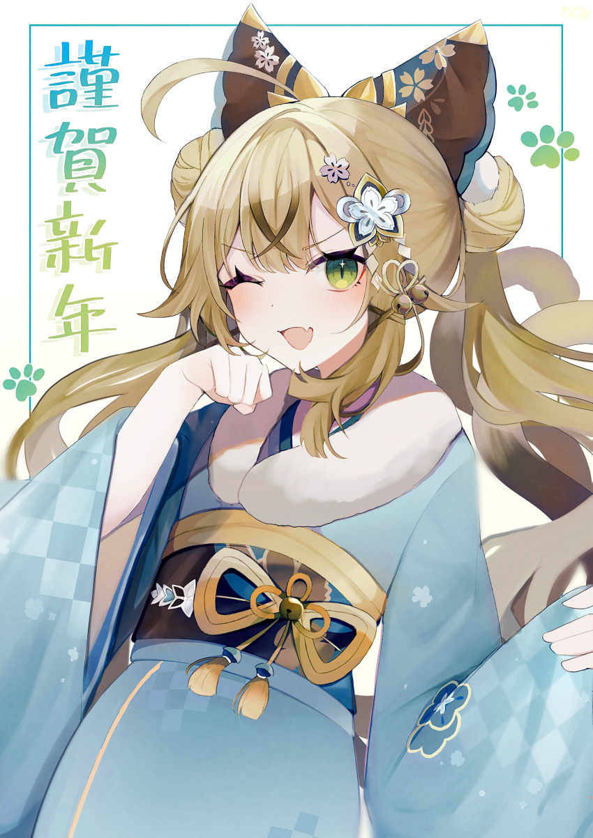 1girl absurdres animal_hands blonde_hair blue_kimono commentary_request cowboy_shot cowlick double_bun fang genshin_impact green_eyes hair_bun hand_up highres japanese_clothes kimono kirara_(genshin_impact) long_hair long_sleeves looking_at_viewer mint_chocoooo obi one_eye_closed open_mouth paw_pose sash skin_fang slit_pupils smile solo translation_request wide_sleeves