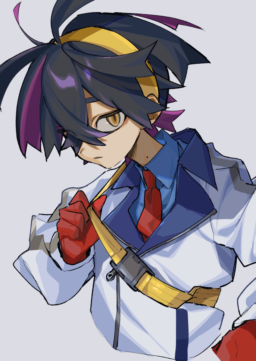 1boy belt black_hair blue_shirt collared_jacket collared_shirt crossed_bangs double-parted_bangs gloves hairband hamita_(rikopin_ika) hand_up head_tilt highres holding holding_belt jacket kieran_(pokemon) long_bangs looking_at_viewer male_focus mole mole_on_neck multicolored_hair necktie pokemon pokemon_sv red_gloves red_necktie shirt simple_background solo streaked_hair upper_body white_jacket yellow_belt yellow_eyes yellow_hairband