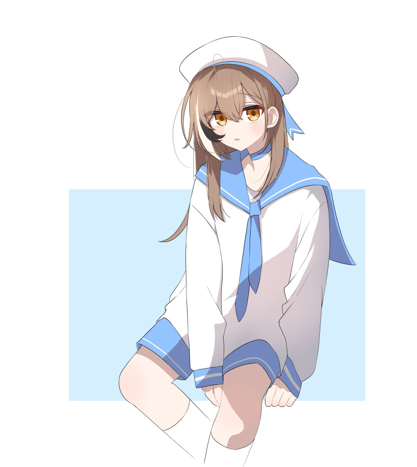 1girl absurdres alternate_costume blue_neckerchief blue_sailor_collar blue_shorts brown_eyes brown_hair feet_out_of_frame hat highres hololive hololive_english long_hair looking_at_viewer multicolored_hair nanashi_mumei neckerchief parted_lips sailor_collar sailor_hat sailor_shirt shirt shorts simple_background sitting socks streaked_hair virtual_youtuber white_socks xx_tk9