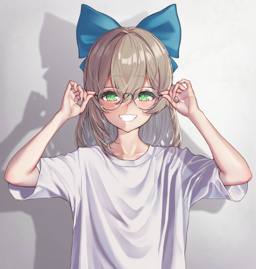 1girl adjusting_eyewear blue_bow bow commentary_request glasses green_eyes grin hair_between_eyes hair_bow hands_up highres light_brown_hair long_hair looking_at_viewer original shadow shirt short_sleeves simple_background smile solo straight-on t-shirt ta_shiuji30 upper_body white_background white_shirt white_t-shirt