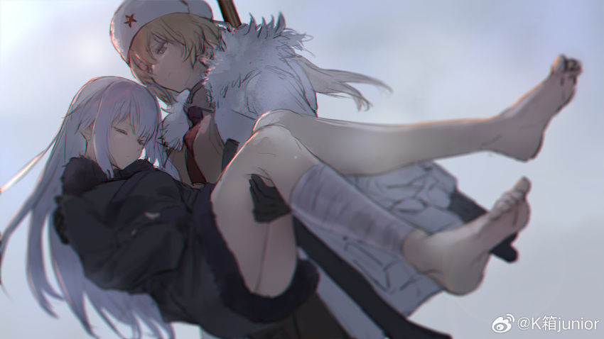 2girls bandaged_leg bandages barefoot black_coat black_gloves blonde_hair blue_eyes carrying chinese_commentary closed_mouth coat codename:_bakery_girl commentary_request fur-trimmed_coat fur_hat fur_trim girls_frontline gloves grey_background hat highres in-franchise_crossover jefuty_(bakery_girl) kisetsu mosin-nagant_(girls'_frontline) mosin-nagant_(mod3)_(girls'_frontline) multiple_girls necktie princess_carry red_necktie reverse_collapse_(series) simple_background smile ushanka weibo_username white_coat white_hair