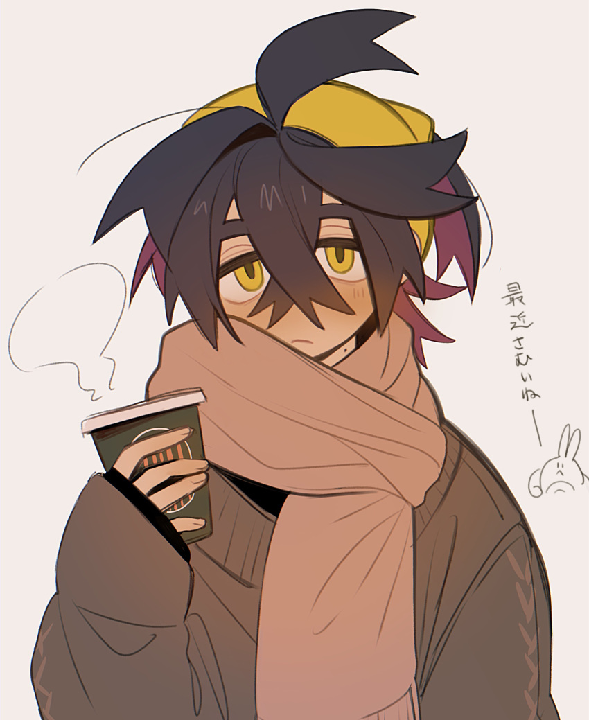 1boy absurdres alternate_costume black_hair blush brown_sweater closed_mouth colored_inner_hair commentary_request crossed_bangs cup hair_between_eyes hairband highres holding holding_cup kieran_(pokemon) long_sleeves looking_at_viewer male_focus multicolored_hair pokemon pokemon_sv scarf simple_background steam sweater tisanntisyou translation_request upper_body white_background yellow_eyes yellow_hairband