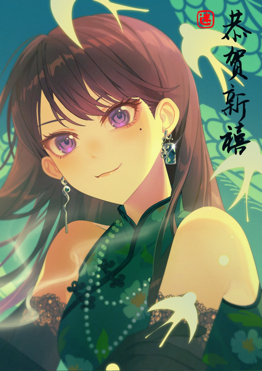 1girl bang_dream! bang_dream!_it's_mygo!!!!! bare_shoulders bird black_gloves brown_hair china_dress chinese_clothes closed_mouth commentary dress earrings elbow_gloves gloves green_dress highres jewelry long_hair looking_at_viewer mole mole_under_eye necklace qing_00129 shiina_taki sleeveless sleeveless_dress smile solo swallow_(bird) upper_body violet_eyes