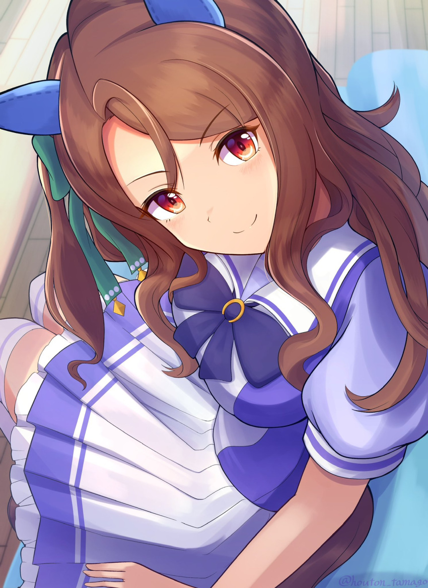 1girl animal_ears brown_hair couch ear_covers hair_between_eyes highres horse_ears horse_girl horse_tail houton_tamago king_halo_(umamusume) looking_at_viewer on_couch pleated_skirt puffy_short_sleeves puffy_sleeves red_eyes school_uniform short_sleeves sitting skirt smile solo tail thigh-highs tracen_school_uniform umamusume wavy_hair white_thighhighs