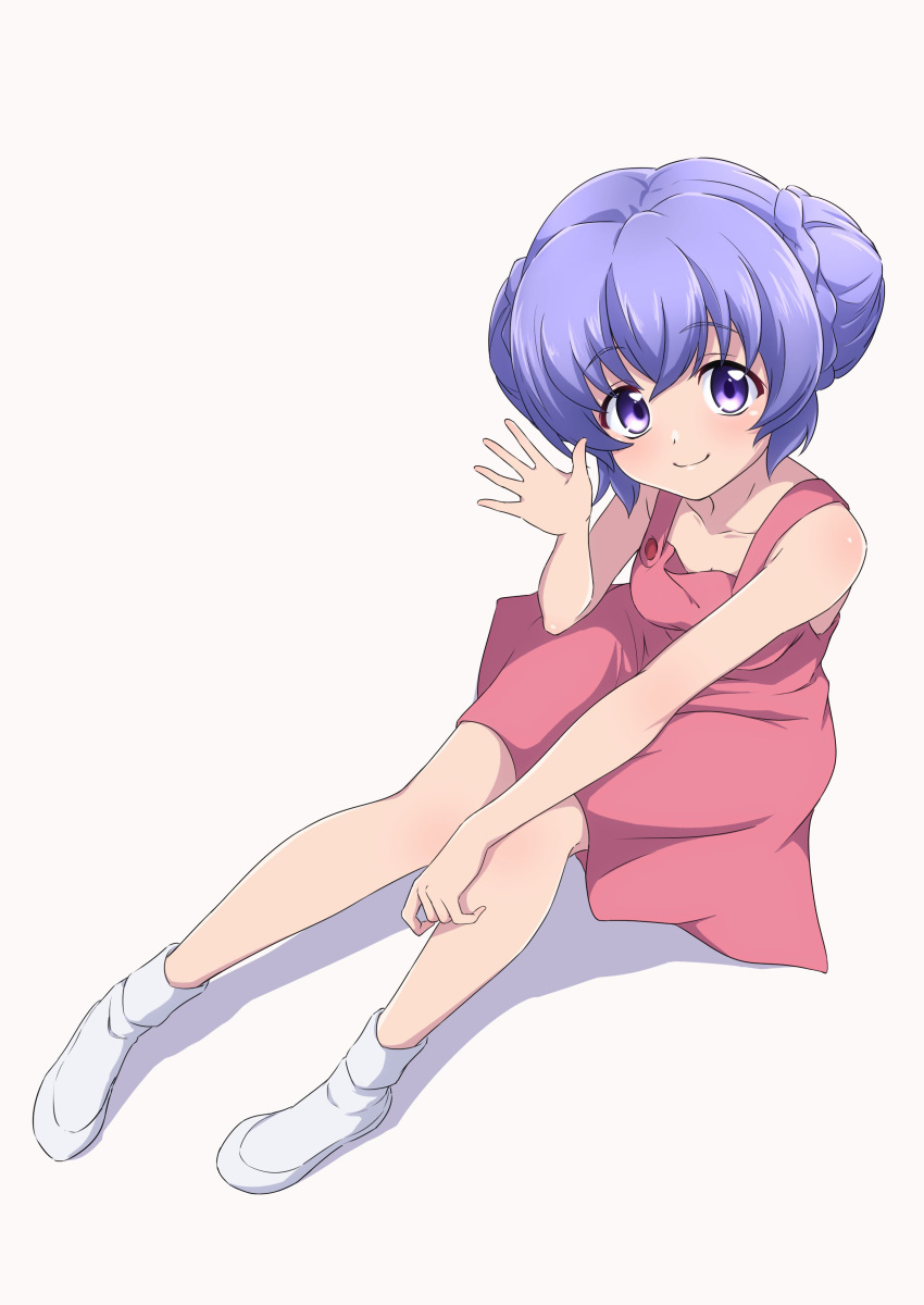 1girl absurdres alternate_costume alternate_hairstyle bare_arms blush closed_mouth collarbone commentary_request double_bun dress dutch_angle full_body hair_between_eyes hair_bun hand_up hanyuu highres higurashi_no_naku_koro_ni knees_together_feet_apart knees_up looking_at_viewer looking_up nishizuki_shino pinafore_dress pink_dress purple_hair simple_background sleeveless sleeveless_dress smile solo tareme violet_eyes waving white_background