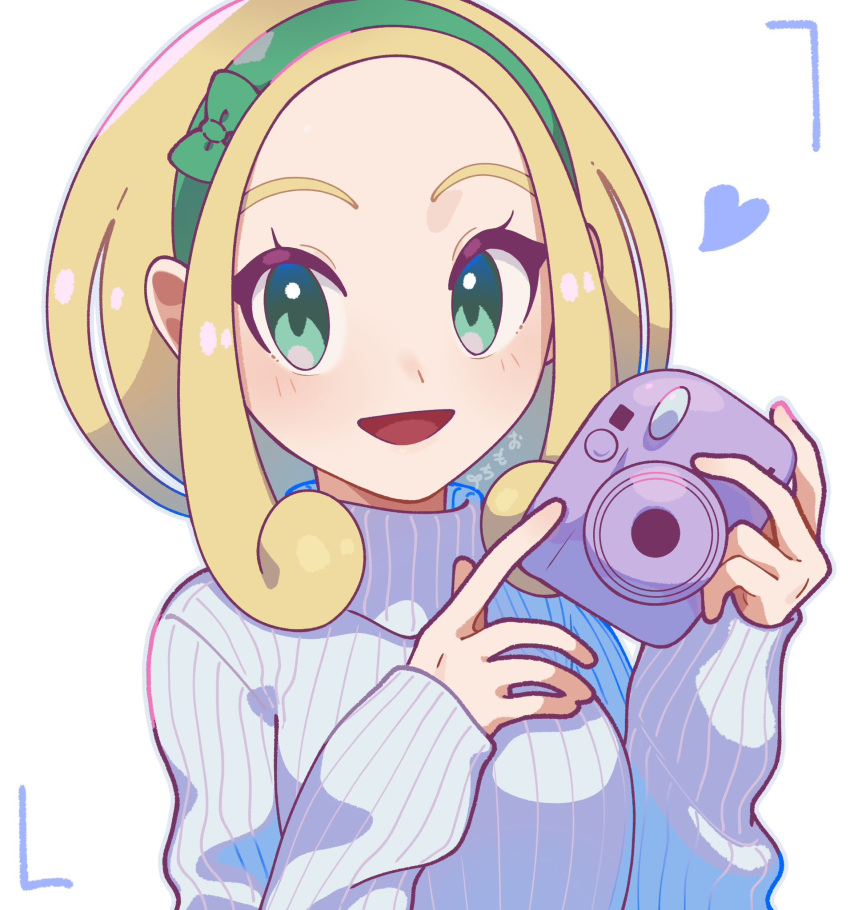 1girl :d blonde_hair bow_hairband camera commentary green_eyes green_hairband hairband heart highres holding holding_camera looking_at_viewer omochi_(omotimotittona3) open_mouth pokemon pokemon_xy short_hair sleeves_past_wrists smile solo striped_clothes striped_sweater sweater symbol-only_commentary turtleneck turtleneck_sweater upper_body viewfinder viola_(pokemon) white_background
