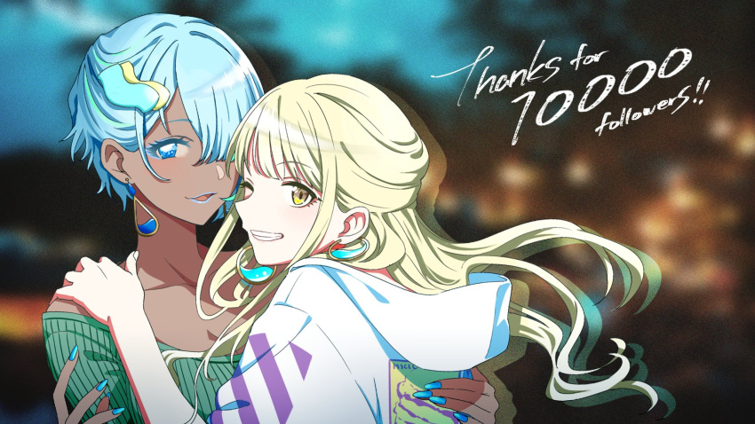 2girls akroglam aorta_(akroglam) blonde_hair blue_eyes blue_hair blurry blurry_background commentary_request dark-skinned_female dark_skin drop_shadow earrings eno_(akroglam) green_shirt grin hair_over_one_eye hand_on_another's_back hand_on_another's_shoulder highres hug jacket jewelry long_hair looking_at_viewer looking_back multiple_girls one_eye_closed open_mouth shirt short_hair smile upper_body white_jacket yellow_eyes
