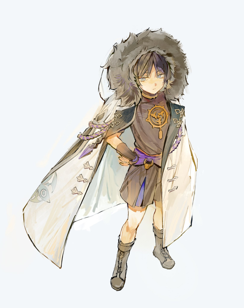 1boy armor black_footwear black_hair blue_eyes boots closed_mouth coat coat_on_shoulders full_body fur-trimmed_coat fur_trim genshin_impact hand_on_own_hip highres hood hood_up hooded_coat japanese_armor japanese_clothes knee_boots kote kurokote lic_617 male_focus multicolored_hair purple_hair scaramouche_(genshin_impact) simple_background solo standing white_coat