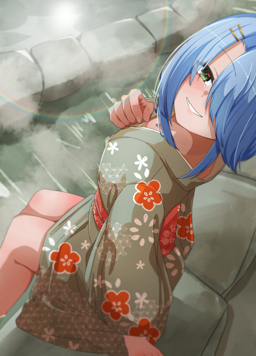 1girl absurdres alternate_costume alternate_hair_color arm_at_side blue_hair blush cafe_stella_to_shinigami_no_chou commentary_request dark-skinned_female dark_skin feet_out_of_frame floral_print foot_bath from_above green_eyes green_kimono grin hair_ornament hair_over_one_eye hairclip hand_up happy haribo_no_suke highres hiuchidani_mei japanese_clothes kimono lens_flare long_bangs long_sleeves looking_at_viewer looking_up one_eye_covered print_kimono short_hair_with_long_locks smile soaking_feet solo tan tsurime wide_sleeves yukata