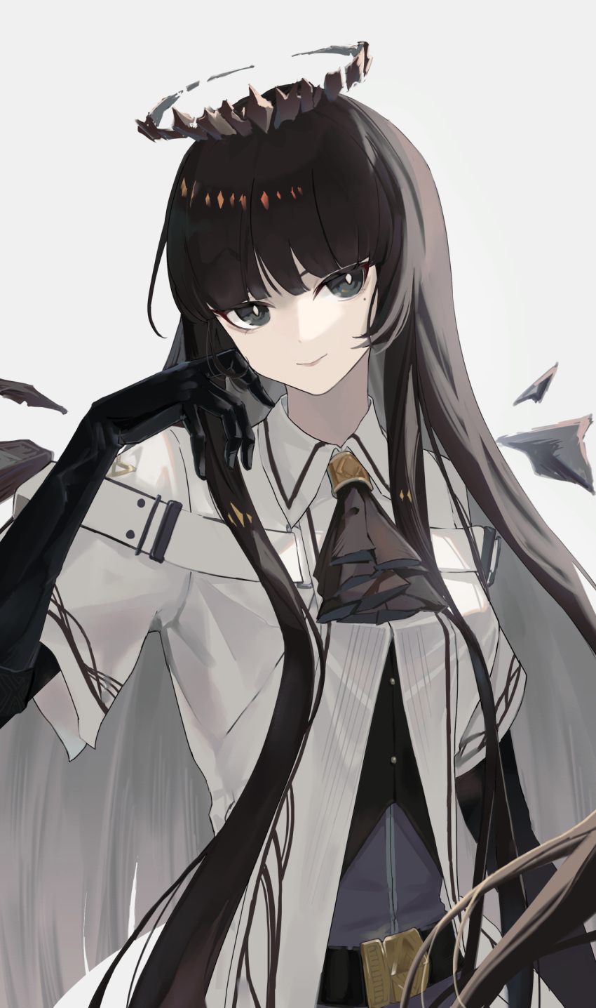 1girl arknights ascot black_ascot black_eyes black_gloves black_hair bright_pupils commentary gloves grey_background halo hand_up highres long_hair looking_at_viewer nanase_(nanase_cg) shirt simple_background smile solo upper_body very_long_hair virtuosa_(arknights) white_pupils white_shirt