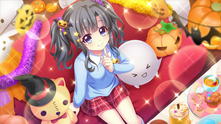 &gt;_&lt; 1girl black_hair black_hat blue_eyes blue_shirt breasts button_eyes buttons closed_mouth cookie couch cupcake dot_nose film_grain finger_to_own_chin food from_above game_cg ghost hair_ornament hair_scrunchie halloween hat indoors itsumura_yukari izumi_tsubasu jack-o'-lantern jack-o'-lantern_hair_ornament kindergarten_uniform lens_flare long_sleeves looking_at_viewer medium_hair name_tag non-web_source official_art on_couch plaid plaid_skirt purple_scrunchie re:stage! red_skirt scrunchie shirt sidelocks sitting skirt small_breasts smile solo sparkle star_(symbol) star_hair_ornament stuffed_animal stuffed_cat stuffed_toy tinsel tray twintails witch_hat wooden_floor
