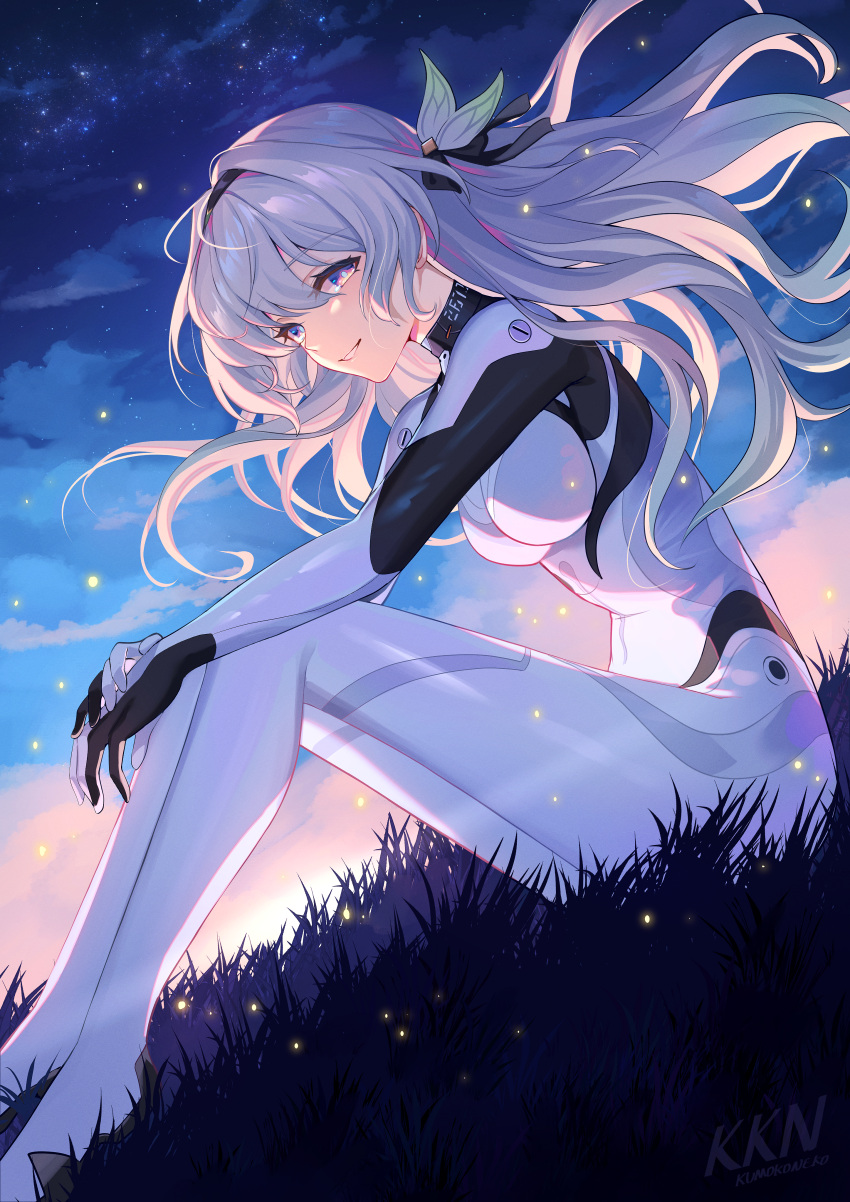 1girl absurdres black_hairband bodysuit firefly_(ar-26710)_(honkai:_star_rail) firefly_(honkai:_star_rail) floating_hair full_body grey_hair hair_ornament hairband highres honkai:_star_rail honkai_(series) lalazyt long_hair looking_at_viewer multicolored_eyes night night_sky outdoors parted_lips pilot_suit sitting sky smile solo white_bodysuit