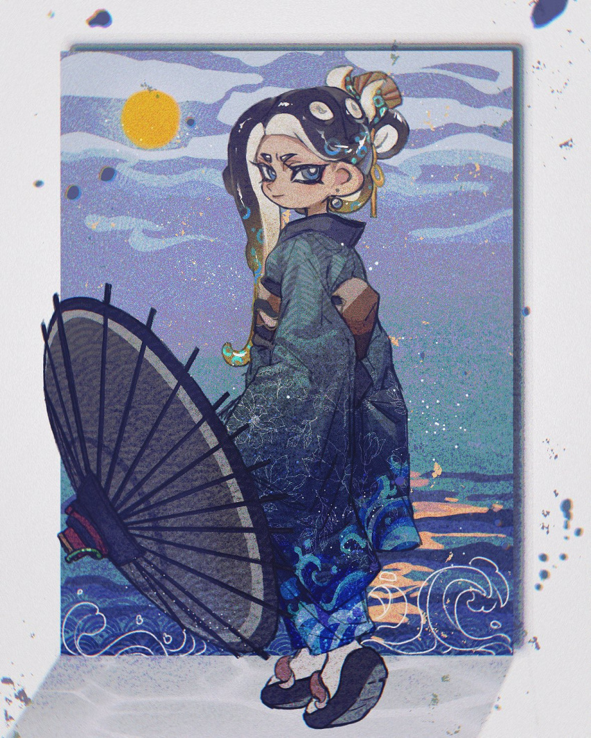 1girl blonde_hair blue_eyes blue_hair blue_sky border closed_mouth clouds commentary_request ear_piercing full_body gradient_hair hair_ornament hair_stick highres holding holding_umbrella holding_weapon horizon japanese_clothes kimono long_hair looking_at_viewer looking_back multicolored_hair octoling octoling_girl octoling_player_character okobo outside_border piercing recycled_brella_24_(splatoon) sandals sky solo splatoon_(series) splatoon_3 standing sun tentacle_hair thenintlichen96 thick_eyebrows two-tone_hair umbrella water weapon white_border