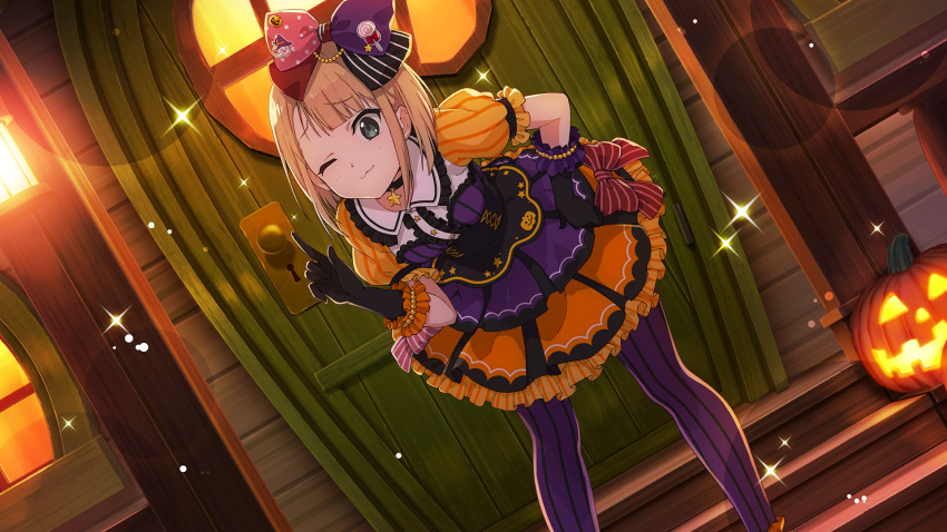 1girl 22/7 22/7_ongaku_no_jikan ;3 black_gloves blonde_hair closed_mouth dress game_cg gloves green_eyes hair_ribbon halloween halloween_costume hand_on_own_hip highres jack-o'-lantern leaning_forward lens_flare light_particles multicolored_clothes multicolored_dress non-web_source official_art one_eye_closed orange_dress outdoors pointing pointing_up purple_dress purple_thighhighs red_ribbon ribbon saito_nicole short_sleeves solo sparkle thigh-highs window wooden_door