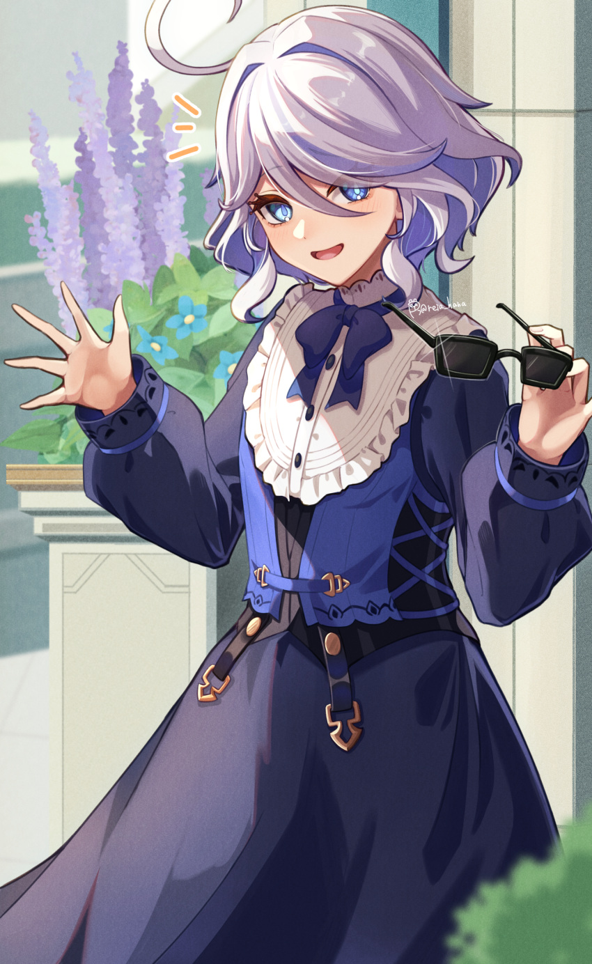 1girl :d absurdres ahoge blue_bow blue_bowtie blue_dress blue_eyes blurry blurry_foreground bow bowtie colored_inner_hair dress furina_(genshin_impact) genshin_impact grey_hair hair_between_eyes hair_intakes highres holding holding_removed_eyewear long_dress long_hair long_sleeves looking_at_viewer mismatched_pupils multicolored_hair outdoors purple_hair reia_hana smile solo sunglasses symbol-shaped_pupils underbust unworn_eyewear waving