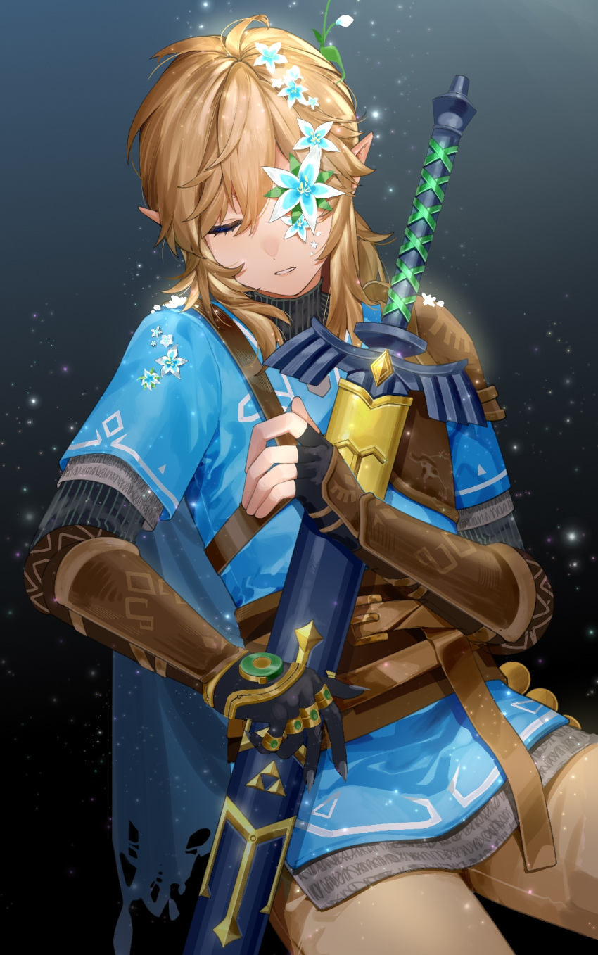 1boy black_background black_gloves blonde_hair blue_tunic brown_pants champion's_tunic_(zelda) closed_eyes cowboy_shot facing_viewer fingerless_gloves flower flower_over_eye gloves gradient_background hair_flower hair_ornament highres holding holding_sword holding_weapon kelezi light_particles link male_focus medium_hair pants parted_lips pointy_ears sheath sheathed solo sword the_legend_of_zelda the_legend_of_zelda:_breath_of_the_wild the_legend_of_zelda:_tears_of_the_kingdom weapon white_flower
