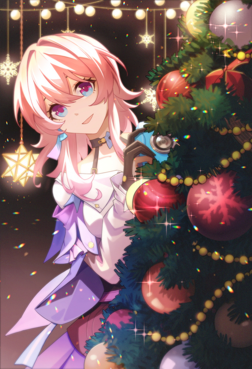 1girl black_choker black_corset black_gloves blue_eyes blue_jacket bra_strap breasts camera chinese_commentary choker christmas_ornaments christmas_tree commentary_request corset earrings gloves highres holding holding_camera honkai:_star_rail honkai_(series) jacket jewelry long_hair long_sleeves looking_at_viewer march_7th_(honkai:_star_rail) march_7th_(preservation)_(honkai:_star_rail) medium_breasts multicolored_clothes multicolored_jacket open_mouth partially_fingerless_gloves pink_eyes pink_hair pink_jacket pink_pupils revision shengfang_sama shirt single_earring smile solo two-tone_eyes upper_body violet_eyes white_shirt