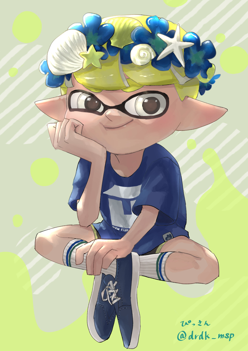 1boy absurdres blue_footwear blue_shirt closed_mouth commentary_request cross-laced_footwear green_background green_hair head_wreath highres inkling inkling_boy inkling_player_character koyomi_yamai male_focus pointy_ears print_shirt shirt shoes short_hair sitting smile socks solo splatoon_(series) splatoon_3 tentacle_hair white_eyes white_socks