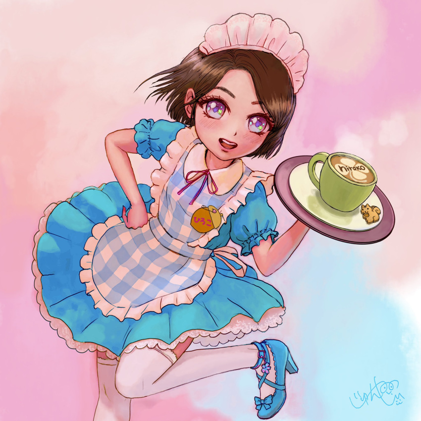 1girl acorn anklet apron blue_apron blue_dress blue_eyes bow brown_hair coffee coffee_mug commentary_request cookie cup dress food footwear_bow hand_on_own_hip heart heart-shaped_pupils high_heels highres holding holding_tray jewelry junya17live latte_art maid maid_headdress medium_dress mug multicolored_eyes name_tag open_mouth original plaid plaid_apron puffy_short_sleeves puffy_sleeves short_hair short_sleeves signature smile solo standing standing_on_one_leg steam symbol-shaped_pupils symbol_in_eye thigh-highs tray violet_eyes white_thighhighs