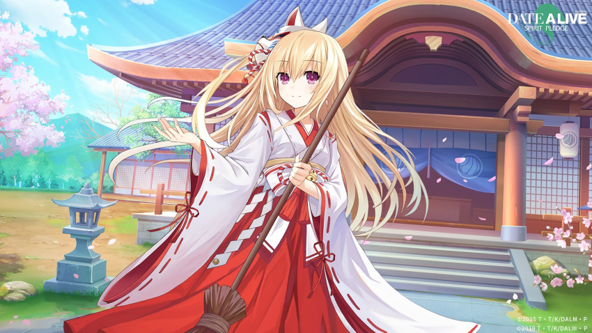 1girl blonde_hair blue_sky broom cherry_blossoms date_a_live date_a_live:_spirit_pledge falling_petals hakama highres japanese_clothes kimono light_rays long_hair mayuri_(date_a_live) miko official_art outdoors petals pink_eyes red_hakama shrine sky smile solo white_kimono wide_sleeves
