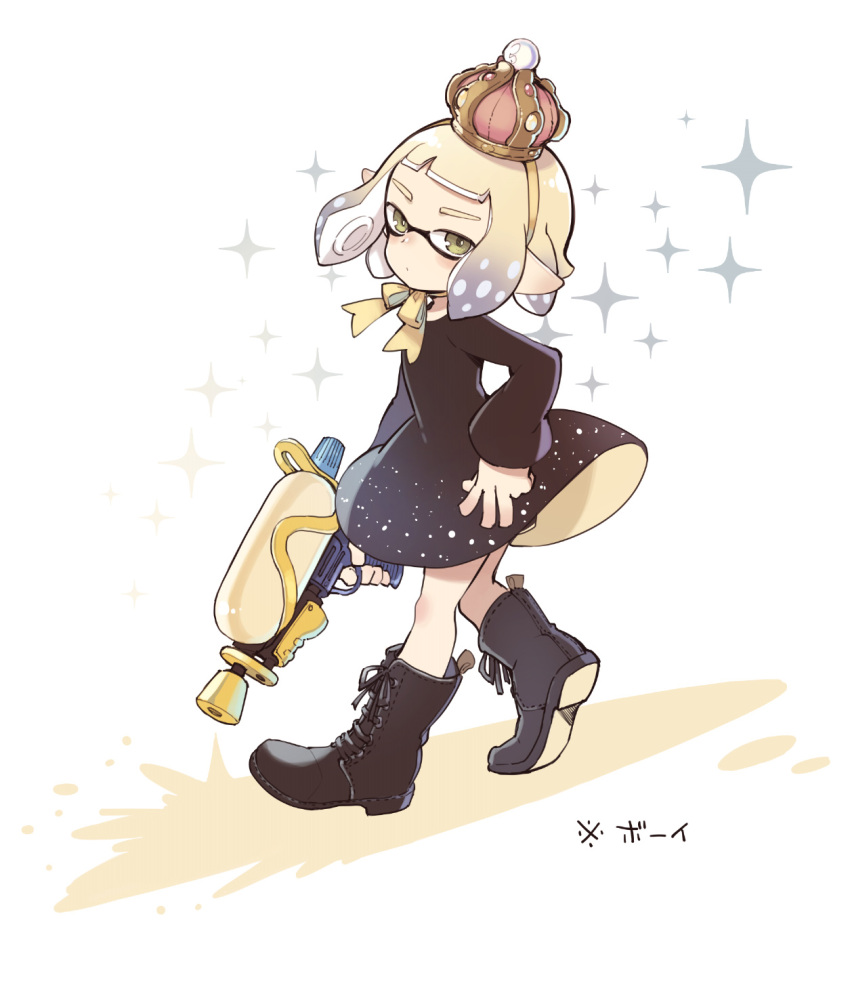1girl black_dress black_footwear boots constellation_print crown dress from_side full_body gradient_hair green_eyes gun hanokage highres holding holding_gun holding_weapon inkling inkling_girl inkling_player_character long_sleeves looking_at_viewer multicolored_hair pointy_ears sparkle splatoon_(series) splatoon_3 splattershot_(splatoon) tentacle_hair translation_request weapon weapon_request white_background