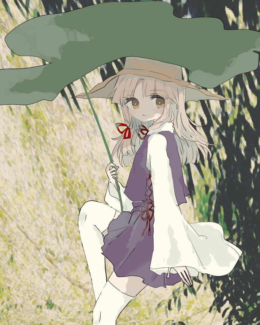 1girl blonde_hair brown_hat closed_mouth commentary feet_out_of_frame hair_ribbon hat highres holding holding_leaf leaf long_hair long_sleeves looking_at_viewer medium_hair moriya_suwako outdoors parted_bangs purple_skirt purple_vest red_ribbon ribbon shirt sidelocks skirt sleeves_past_wrists solo standing standing_on_one_leg symbol-only_commentary thigh-highs touhou vest white_shirt white_thighhighs wide_sleeves yellow_eyes zabuton_(mgdw5574)