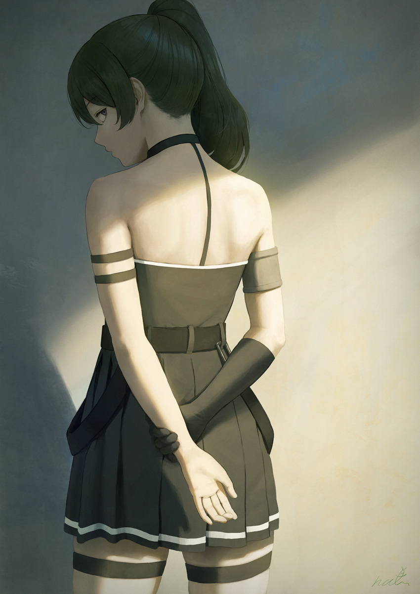 1girl armlet belt black_belt black_dress black_gloves choker commentary cowboy_shot dress from_behind gloves grabbing_own_arm green_hair highres long_hair looking_at_viewer looking_back nape papi_(papiron100) parted_lips pleated_dress ponytail shade signature single_glove sleeveless sleeveless_dress solo sousou_no_frieren thigh_strap ubel_(sousou_no_frieren) violet_eyes